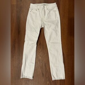 Vineyard vines. White straight leg jeans with a fray at the bottom. Size 25